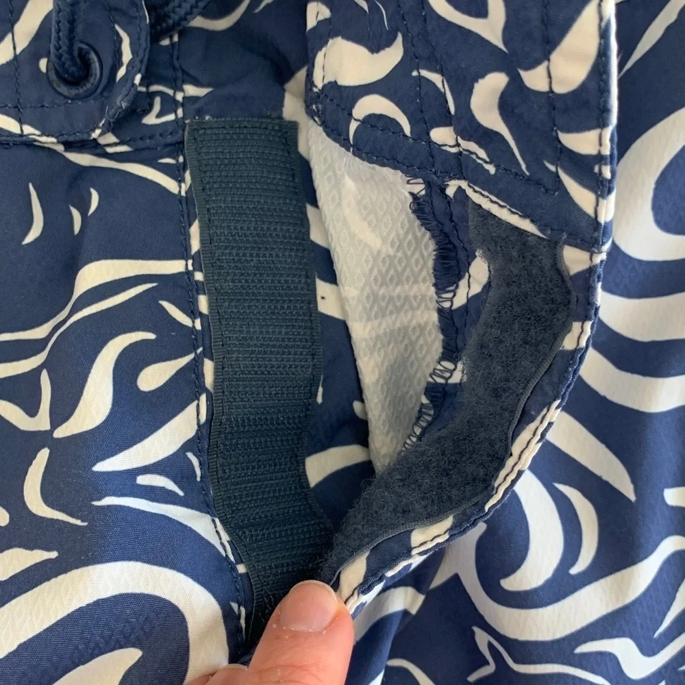 Vineyard Vines blue and white waves with logo whale board shorts size 32